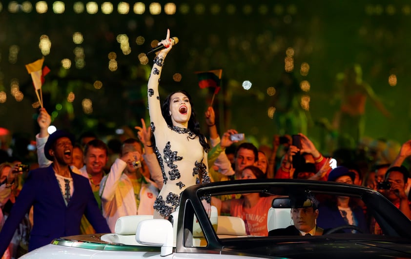 Jessie J recorrió el estadio en un auto al ritmo de su éxito mundial "Price Tag"