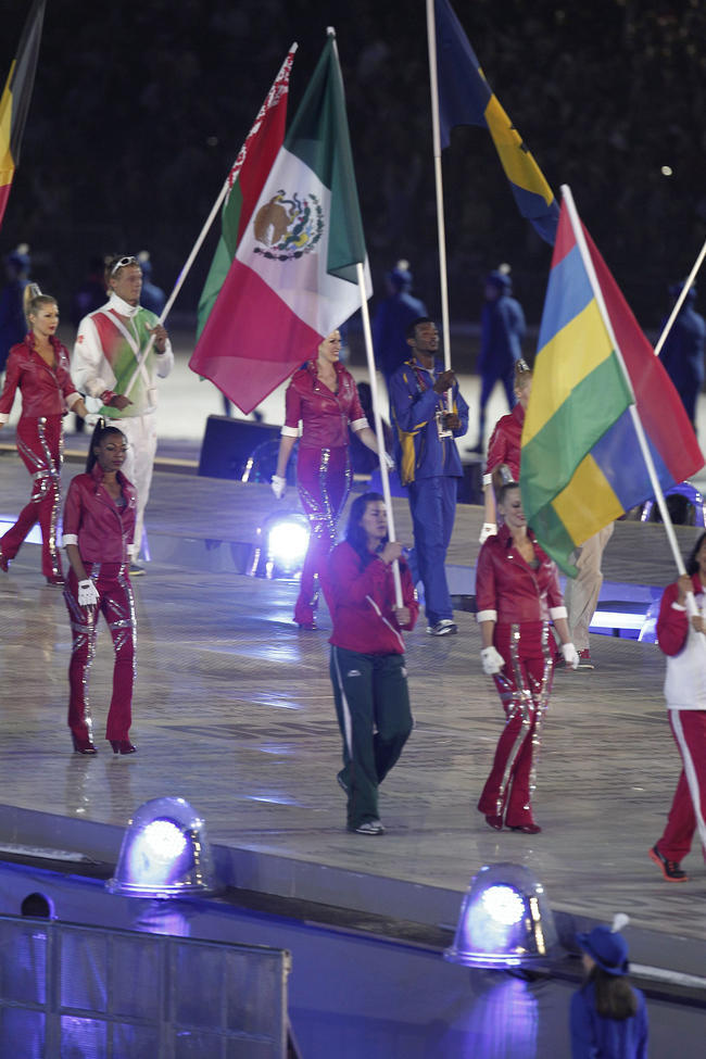 Rosario Espinoza desfiló con la bandera de México.