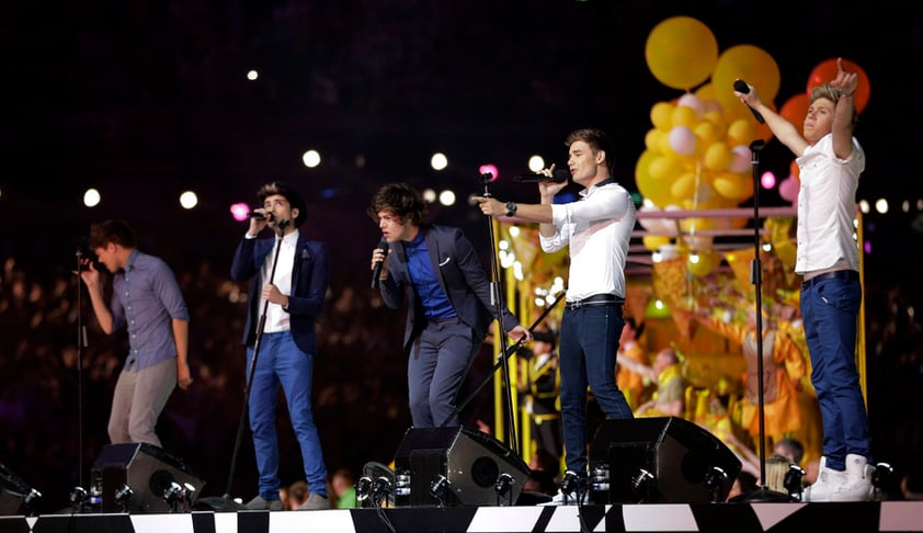 La banda británica One Direction se llevó la ovación con su aparición en la clausura.