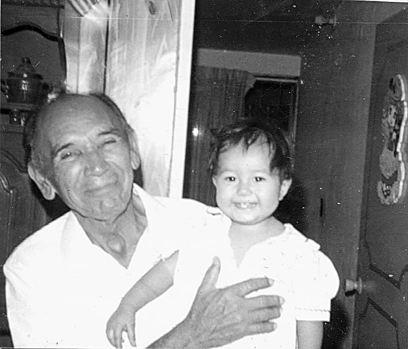 ENRIQUE Soto Hernández (f) con su nietecita Liliana Soto Puentes en el año de 1984.