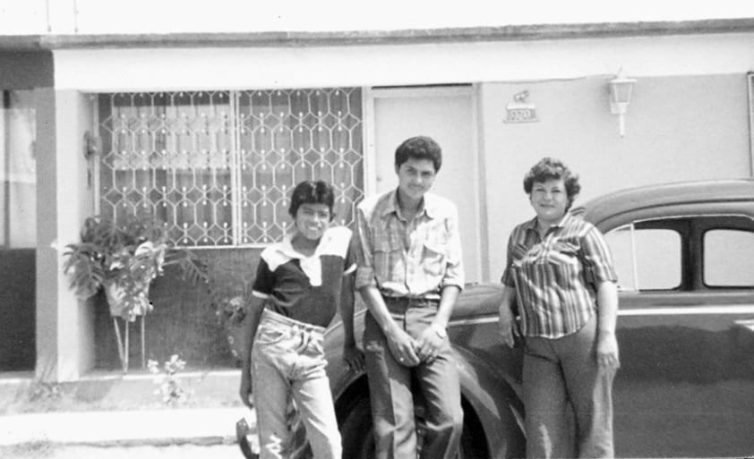 MARCO Antonio “Hormiga” Puentes Hernández (f), Gustavo y María del Socorro Puentes Castro en el año de 1982.