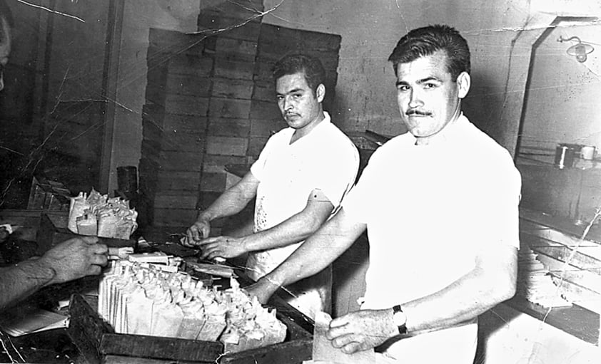 Martín de Aro (f) y Carlos Rosales Vela (f), en una paletería en septiembre de 1966.