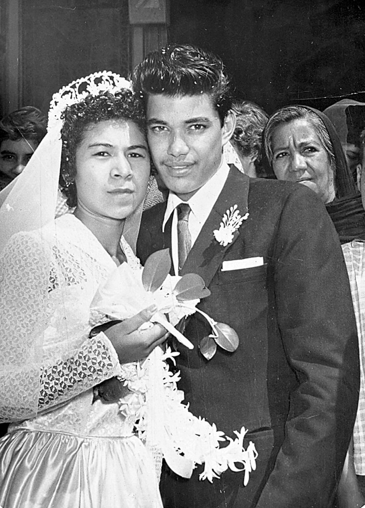 Catalina Torres de la Torre y Roberto Salas Covarrubias durante su enlace matrimonial celebrado
el 11 de agosto de 1957; celebran 55 años de casados.