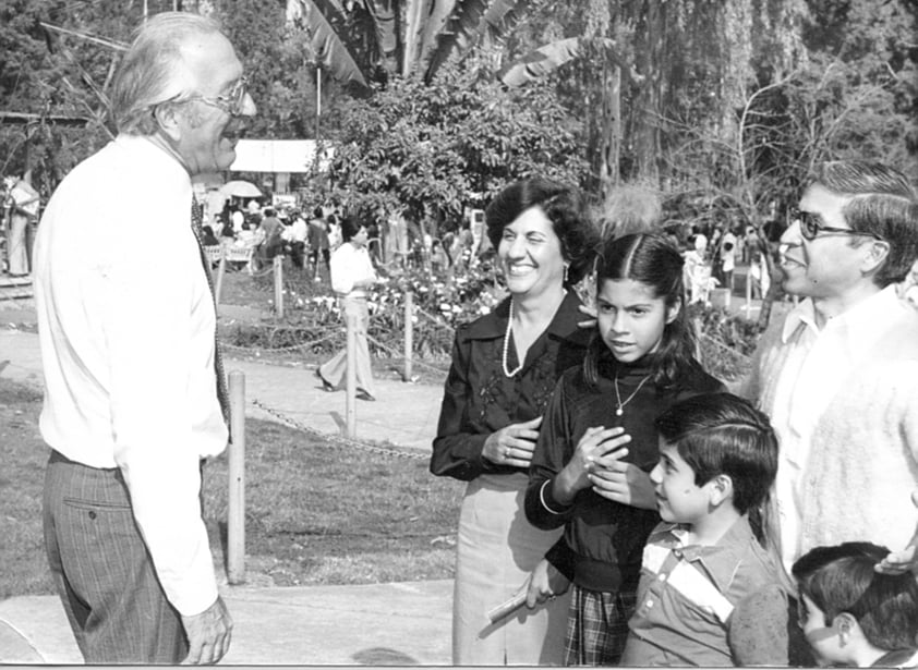 Dionisio Sánchez Herrera y familia con el director general de Olivetti en una posada en Chapultepec, en los años 60.