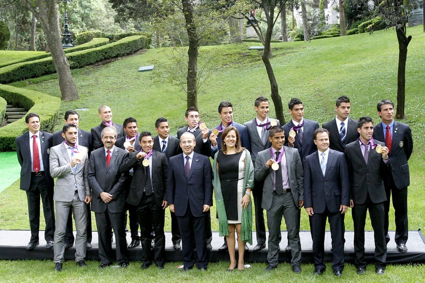 El acto terminó con la toma de la fotografía del recuerdo entre medallistas, el presidente Calderón y su esposa Margarita Zavala, en medio de un ambiente de alegría y espíritu olímpico.