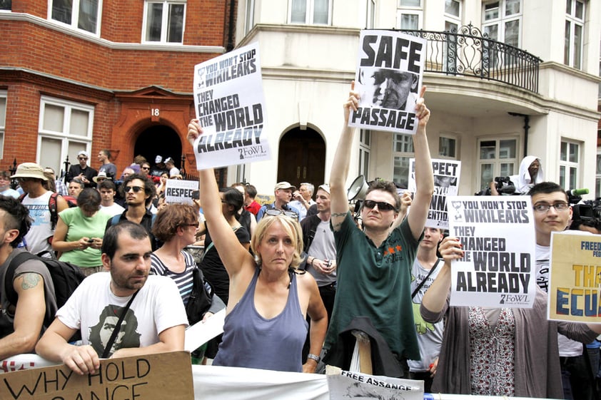 Durante su breve aparición, y ante cientos de simpatizantes y representantes de la prensa nacional y extranjera, Assange agradeció a Ecuador, Argentina, Brasil, Chile, Colombia, El Salvador, Honduras, México, Nicaragua, Perú, Venezuela y a todos los países latinoamericanos por “defender el derecho de asilo.”