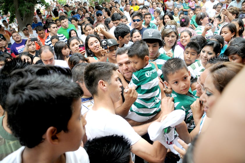 El "Cepillo" regalaba autógrafos y se tomaba fotografías, pero el caos por las playeras fue tal que orilló al jugador a retirarse del lugar, mientras que comenzaba a sonar la música de banda y se hacía presente la clásica lluvia lagunera, una enorme tolvanera.