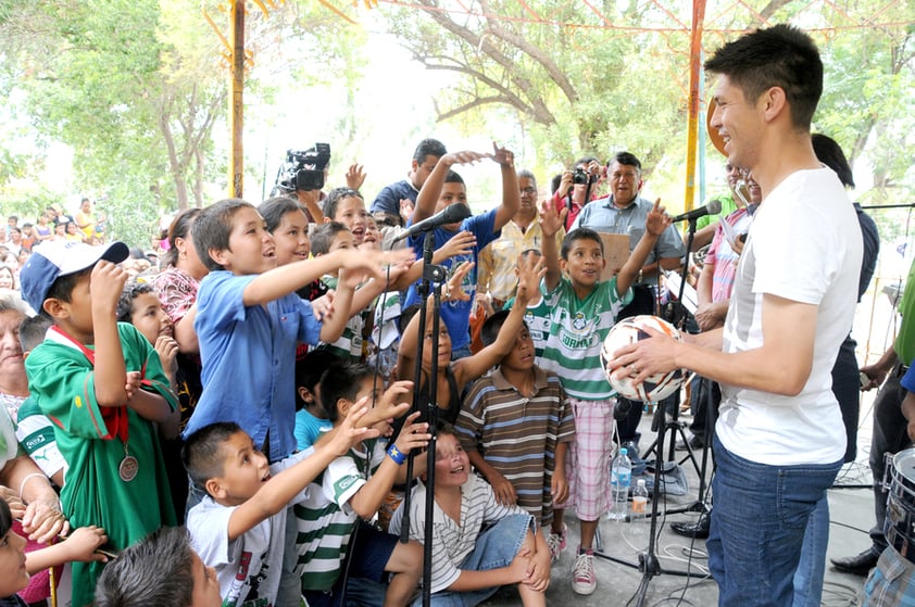 Personas de todas las edades, familias enteras, personas en sillas de rueda se amontonaban alrededor del kiosco, donde estaba el estrado y una enorme manta con su figura de goleador de la Selección Mexicana olímpica.