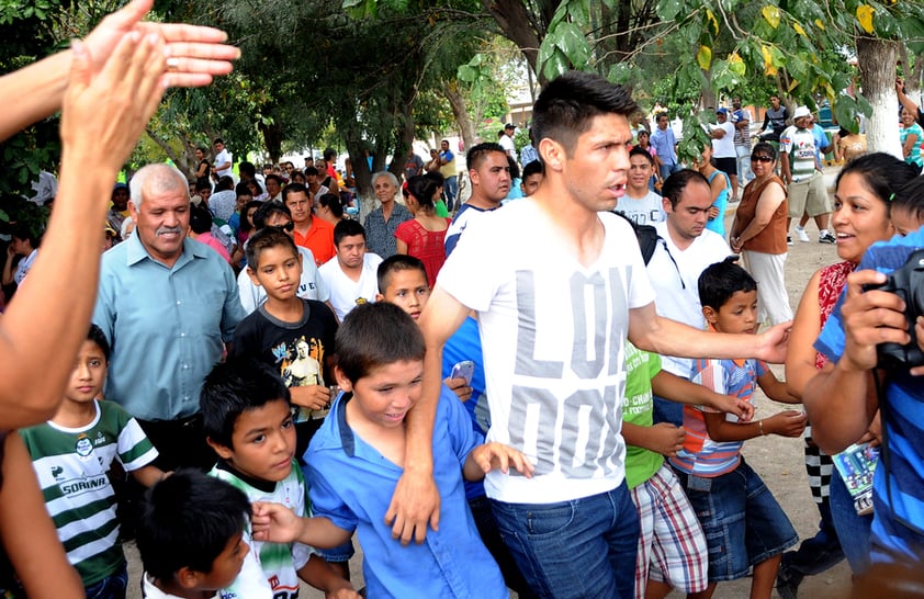 Después de un convivio familiar,  alrededor de las 17:00 horas, Peralta se dirigió a la plaza del poblado, donde prácticamente todos se volcaron para ver de cerca a su ídolo y vitorearlo en cada instante.