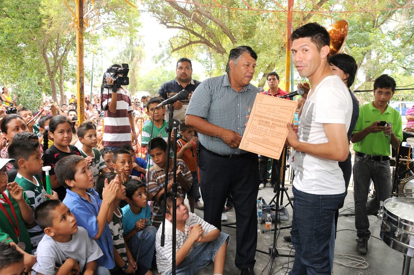 OribePeralta recibió un homenaje ayer en su tierra natal, el ejido La Partida, donde el delantero de la Selección MexicanaOlímpica que consiguió la medalla de oro en Londres 2012 convivió con numerosos aficionados.