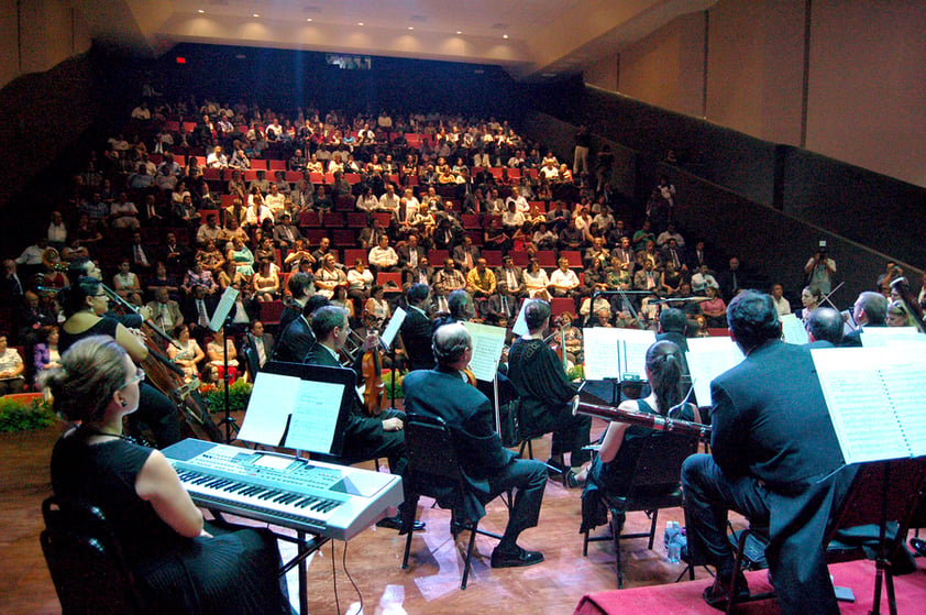 Entre miradas de admiración y remembranzas de quienes conocieron hace 60 años el Cine Teatro Ulloa y 30 años más tarde el Cine Centauro, ingresaron al nuevo espacio más de 300 personas. Quienes escucharon un concierto especial bajo la batuta del maestro Tatul Yeghiazaryan.