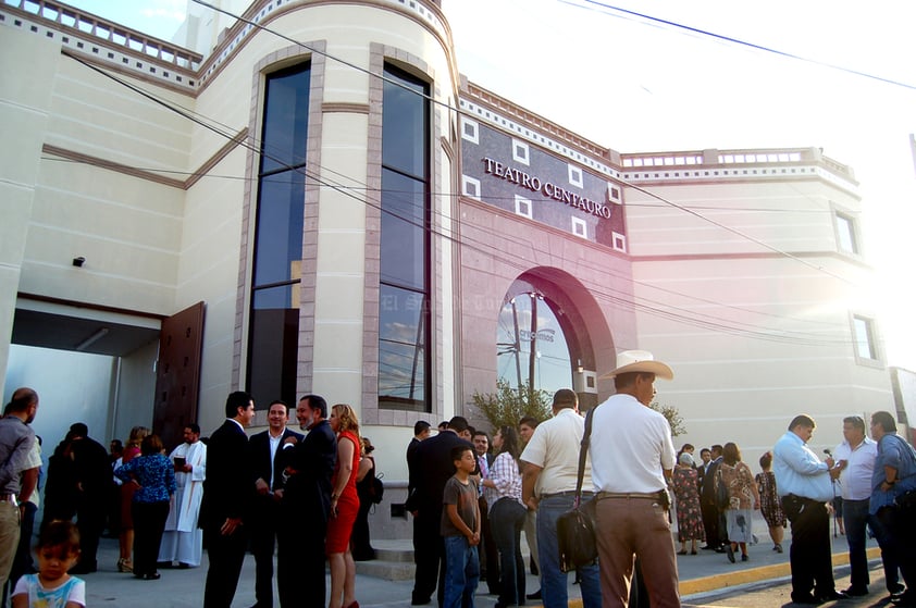 Ya tenemos teatro. Fue el comentario general de quienes asistieron anoche a la inauguración del Centauro del Norte. Minutos antes de que la Camerata de Coahuila tocara las primeras notas del concierto inaugural, el presidente municipal Roberto Carmona, definió el teatro como un espacio que cambaiará el rostro de la cultura de la ciudad.