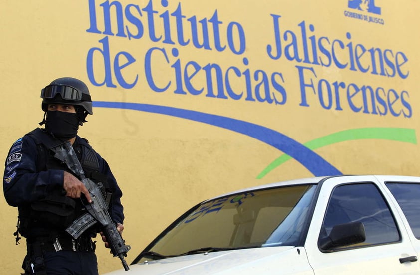 Elementos del Ejército resguardaron las inmediaciones del Servicio Médico Forense (Semefo), ubicado en la Calle Belén, en el centro de Guadalajara.