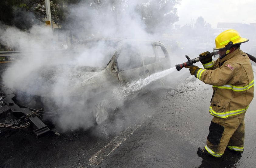 En el estado de Colima al menos tres vehículos fueron incendiados y colocados en carreteras; autoridades presumen que podría tratarse de una extensión de los narcobloqueos que se registraron la tarde de este sábado en Jalisco.