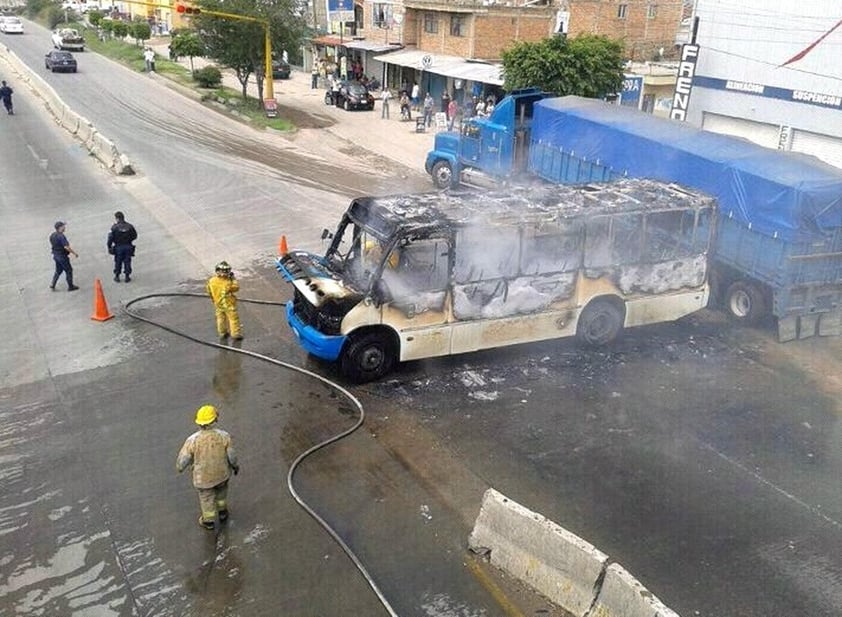 Por otra parte la Dirección de Seguridad Pública de La Barca, en los límites con Michoacán, reportó que fue incendiado un autobús de pasajeros.