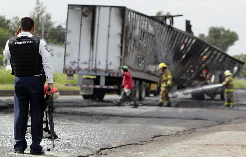 Policías de Ixtlahuacán de los Membrillos, municipio al sur de la zona metropolitana de Guadalajara, informaron que alrededor de las 04:30 horas de este domingo, fue incendiado una pipa cargada con agua en la carretera Guadalajara - Chapala a unos metros del entronque con la carretera Santa Rosa - La Barca.