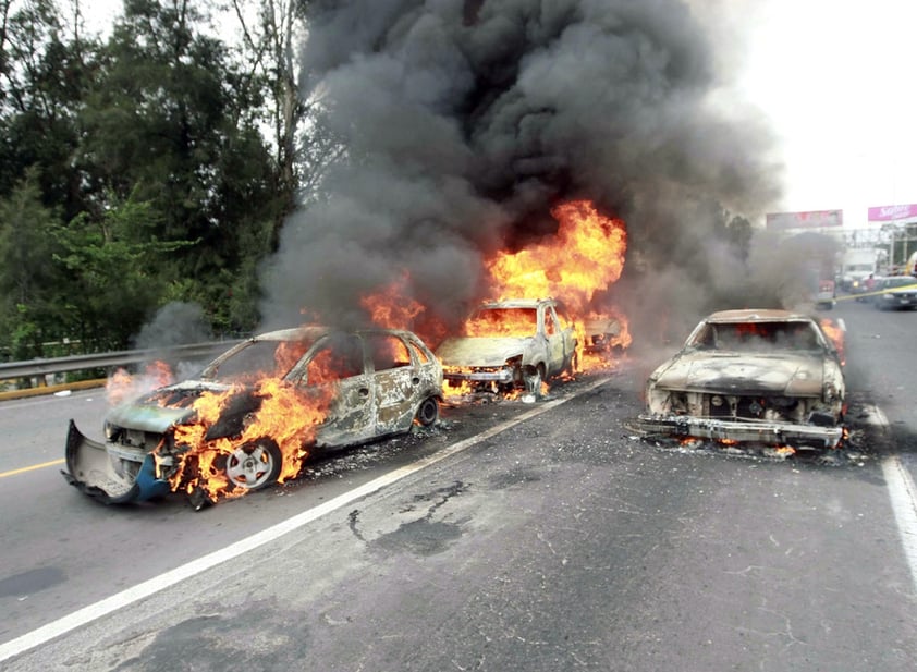 Estos hechos ocurrieron a poco más de 12 horas de que en la entidad se registraron 22 bloqueos, como respuesta del cártel de Jalisco Nueva Generación, a un enfrentamiento a balazos entre policías federales y hombres armados en el municipio de Tonaya, que dejó saldo oficial de seis presuntos sicarios muertos y tres federales heridos.