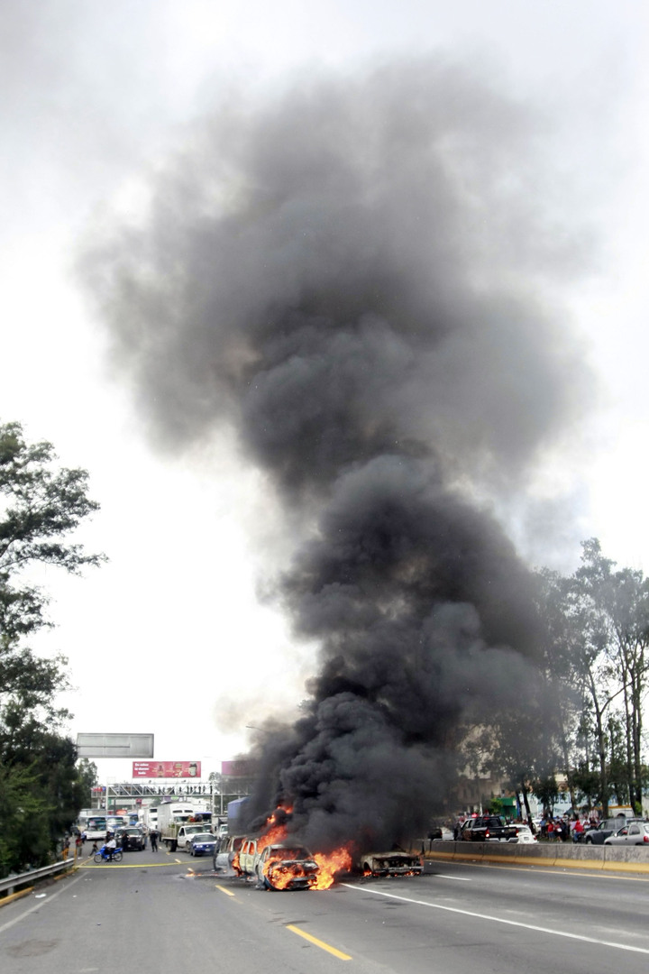 Al menos cinco bloqueos en carreteras de Jalisco, se registraron esta madrugada de domingo al parecer perpetrados por integrantes del cártel de Jalisco Nueva Generación.