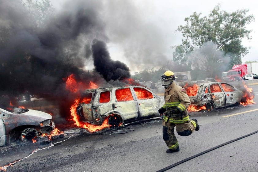 Al menos cinco bloqueos ligados al crimen organizado en carreteras de Jalisco se registraron la madrugada del domingo,  luego de los 22 que se desataron el día antes.