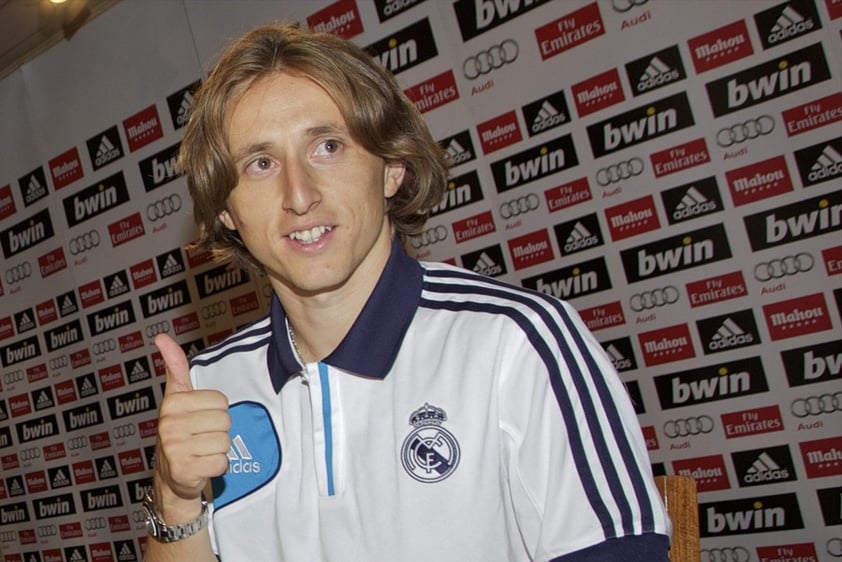 "Es un gran honor y un orgullo estar en el club más grande del mundo", dijo Modric en la rueda de prensa que ofreció en la sala de medios del Santiago Bernabéu tras retratarse en el césped con el dorsal 19 a su espalda.