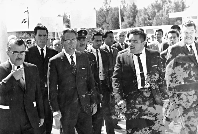 GUSTAVO Díaz Ordaz, Braulio Fernández Aguirre, Rodolfo González y Enrique Calderón Pérez
en la inauguración del edificio de la Secundaria Federal No. 1, en el año de 1967.