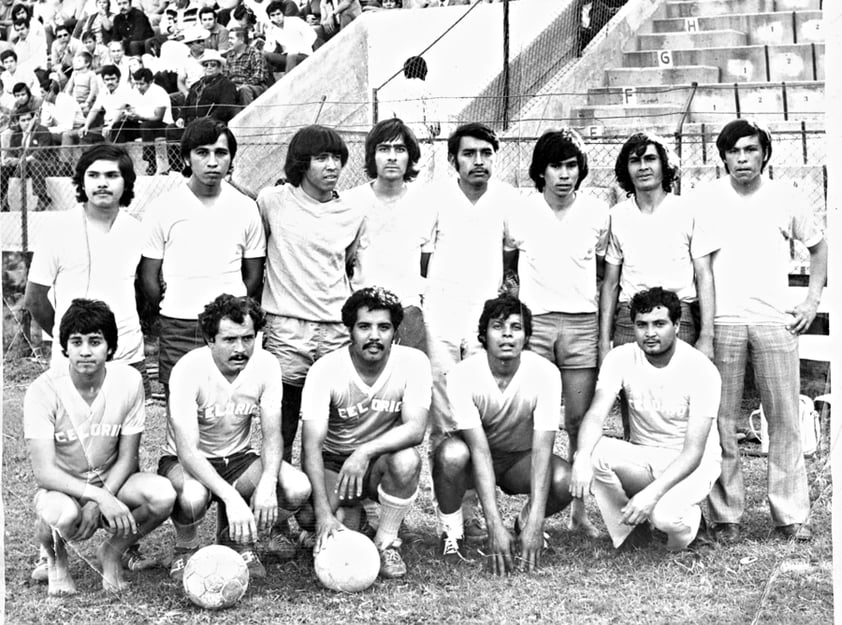 JOSÉ Moreno, Feliciano Soto Reyes, Chino, Carlos Meléndez “Pulga”, Javier Macías, Francisco
Hernández, Andrés Ruiz, Enrique Soto Reyes, Joel Rosales y Andrés Hernández, entre
otros, integrantes del equipo Industrias Celorio de la liga mayor de futbol, en un preliminar
en el desaparecido Estadio San Isidro en el año de 1973.