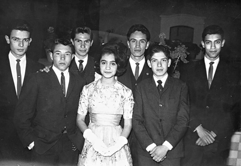 GUSTAVO Camacho Villarelo, Raúl Méndez Orozco, Ernesto Garay Rodríguez, José Francisco Cano Siller, Ángel Mario Zugasti Rodríguez y Armando Dupre en los XV años de Guadalupe Rodríguez Puente, en Durango, Dgo., en el año de 1963.