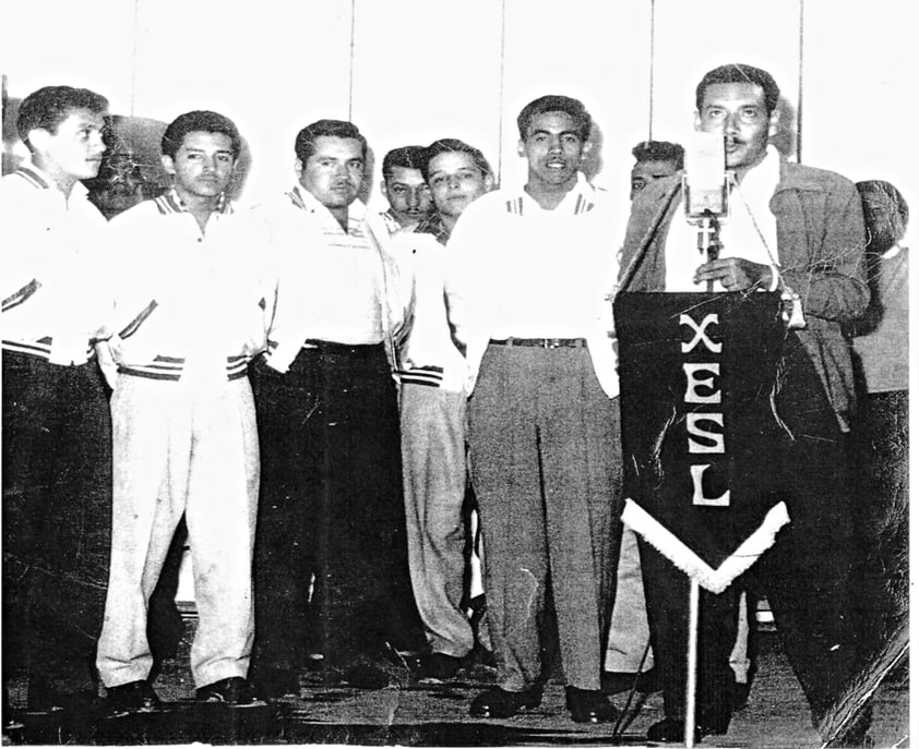 JESÚS Martínez, Enrique Goitia, Gallinar, L.Soto, Carlos Ramírez, Jesús Martell García y el profesor Seron. Equipo de volibol varonil que asistió a un campeonato nacional en 1956, en esa
ocasión quedaron en tercer lugar.