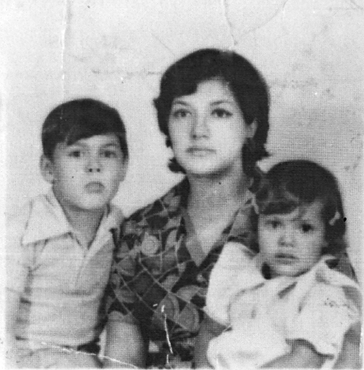 SOL Gutiérrez y sus hijos Víctor y Rosa Margarita de la Torre.