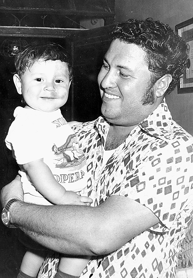 RAÚL Zugasti Rodríguez con su papá Raúl Zugasti Reyes en el año de 1974.