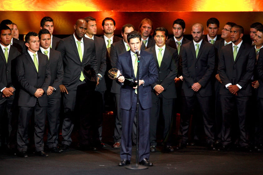 En la ceremonia, se entregó el trofeo a Santos Laguna como campeón indiscutible de Clausura 2012, en el que derrotó en la final a Monterrey.