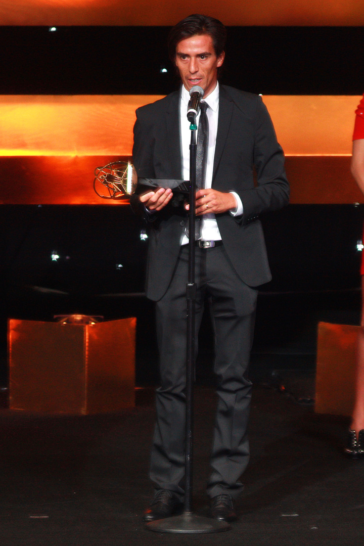 Lucas Lobos recibió el premio a "Medio Ofensivo", durante la  entrega del Balón de Oro.