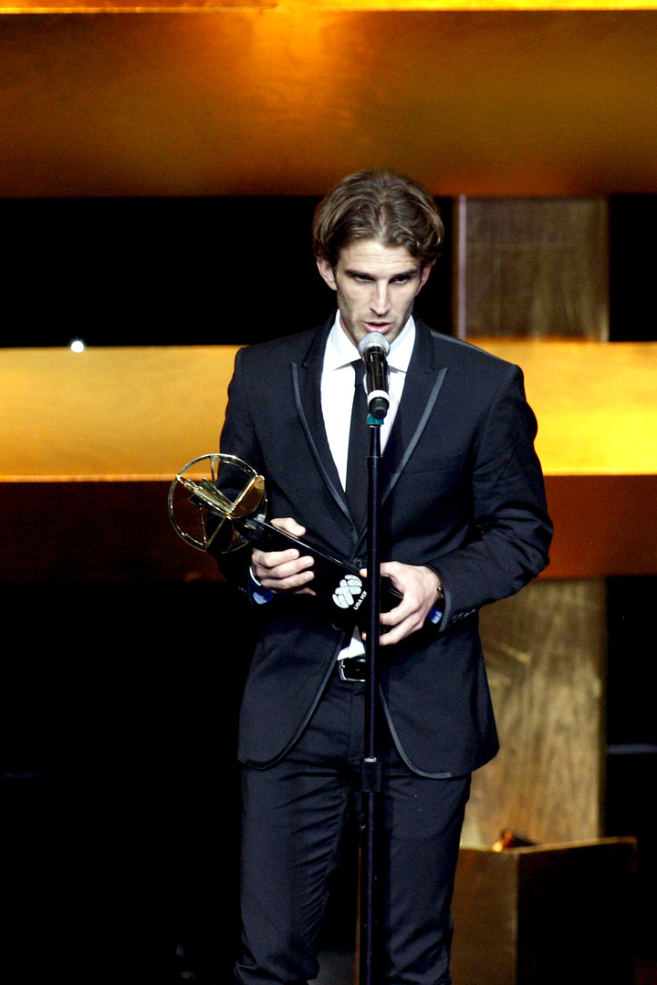 El jugador Iván Alonso, de Toluca, recibió el trofeo que lo acredita como el mejor goleador del Torneo Clausura 2012.