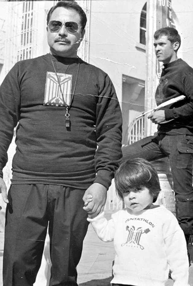 NICOLÁS Gutiérrez Hilario (f) y Nicolás Gutiérrez Reyna en un desfile en el año de 1976.