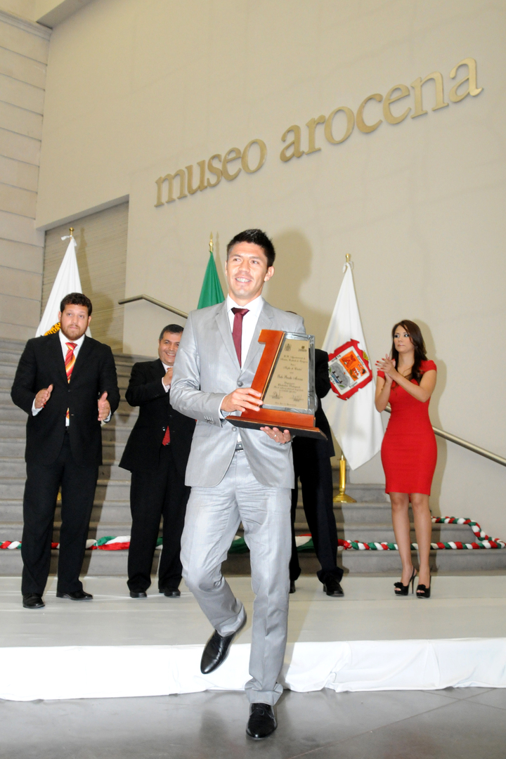 El medallista olímpico y seleccionado nacional Oribe Peralta se mostró contento por el reconocimiento que recibió  por parte del Cabildo de Torreón.