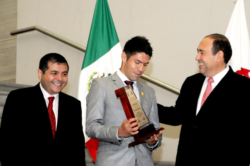 El seleccionado nacional, medallista olímpico y panamericano fue ovacionado de nueva cuenta y recibió un precioso trofeo por parte del gobernador del Estado, Rubén Moreira Valdés, y del alcalde Eduardo Olmos Castro.