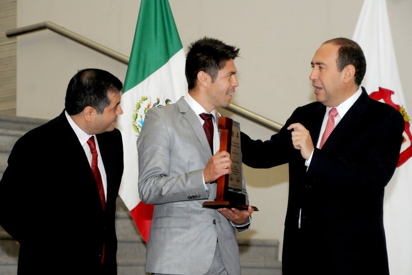 El momento cumbre de la sesión solemne de Cabildo fue cuando se entregó a Oribe Peralta un reconocimiento especial a la medalla al Mérito Deportivo con su nombre, la cual se otorgará a partir de la fecha a los deportistas laguneros que destaquen en Juegos Centroamericanos, Panamericanos y Olímpicos.