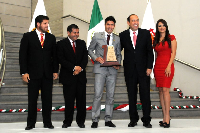 En sesión solemne de Cabildo le fue entregado al jugador Oribe Peralta el Trofeo Cristal al mejor deportista y un reconocimiento especial por la medalla al Mérito Deportivo que llevará su nombre