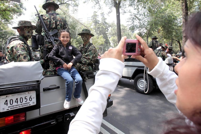 Niños aprovecharon la oportunidad para tomarse fotos con los militares.