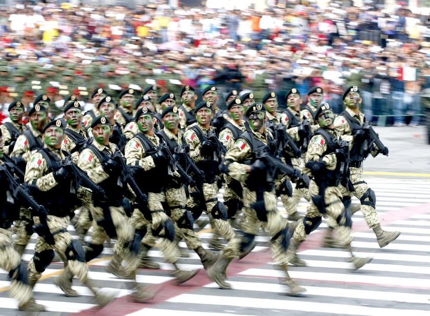 Soldados de la Fuerza Élite mexicana desfilaron por las calles de la Ciudad de México.