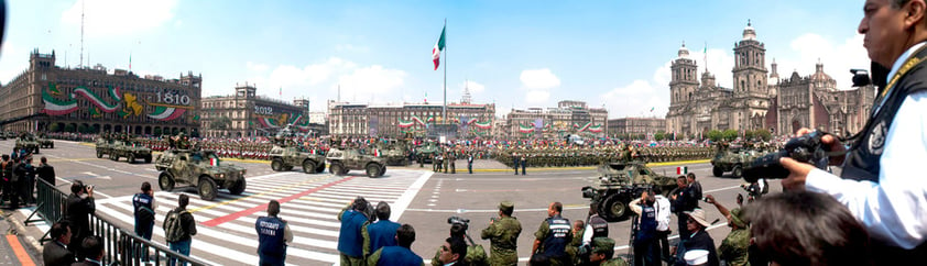 Para cuando inició la parada militar, miembros del Cuerpo de Ingenieros, armaron en 20 minutos sobre la plancha del Zócalo un puente móvil de tecnología alemana, que el Ejército mexicano está estrenando y que servirá para reponer caminos y puentes luego de huracanes e inundaciones.