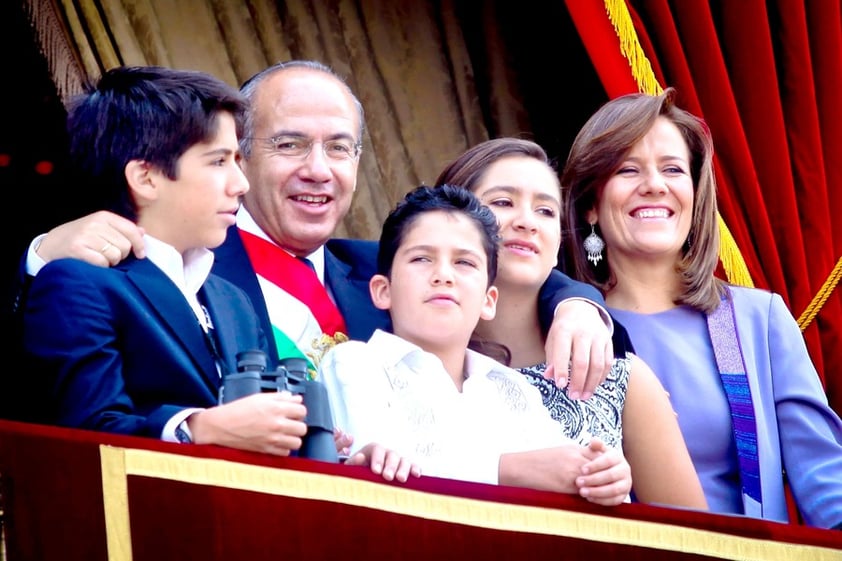 En punto de las 11:00 horas, el presidente Felipe Calderón Hinojosa apareció en el balcón central de Palacio Nacional para encabezar el desfile militar conmemorativo del 202 Aniversario del Inicio de la Independencia.