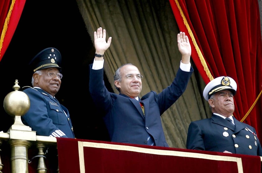 Con nuevos uniformes y aeronaves, más de 15 mil integrantes de las Fuerzas Armadas y de la Policía Federal participaron en el desfile del 16 de septiembre, el último de la administración del presidente Felipe Calderón Hinojosa.