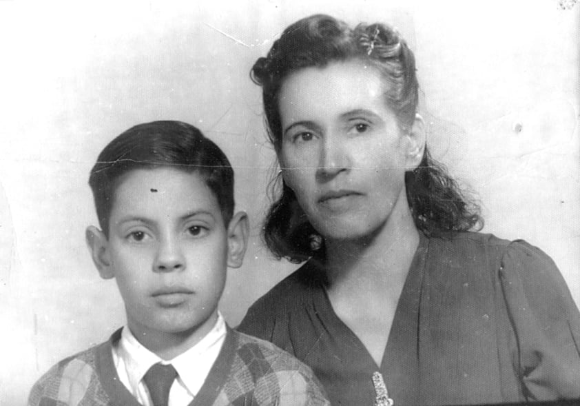 Antonio G. Ruiz E. Oviedo con su mamá María Vicenta Oviedo Gómez, fotografiados en el año de 1950.