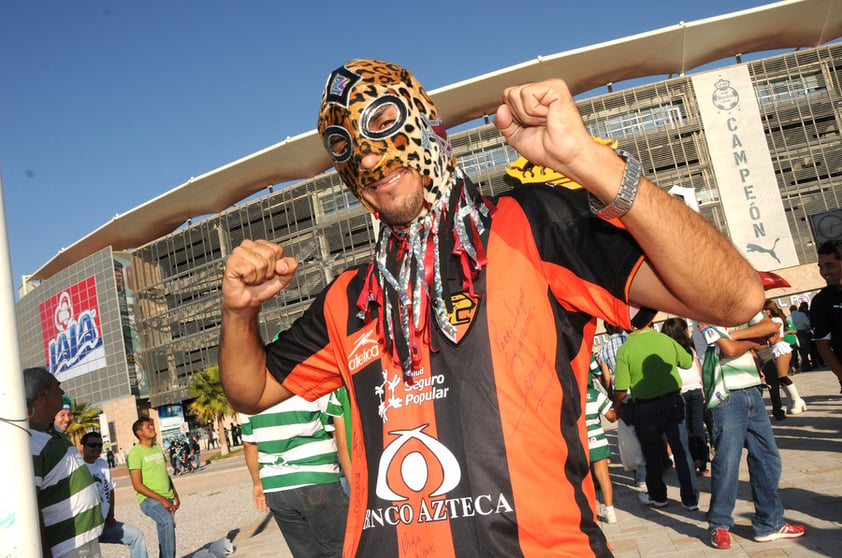 Aficionados de Juaguares lucieron con orgullo la camiseta de su equipo.