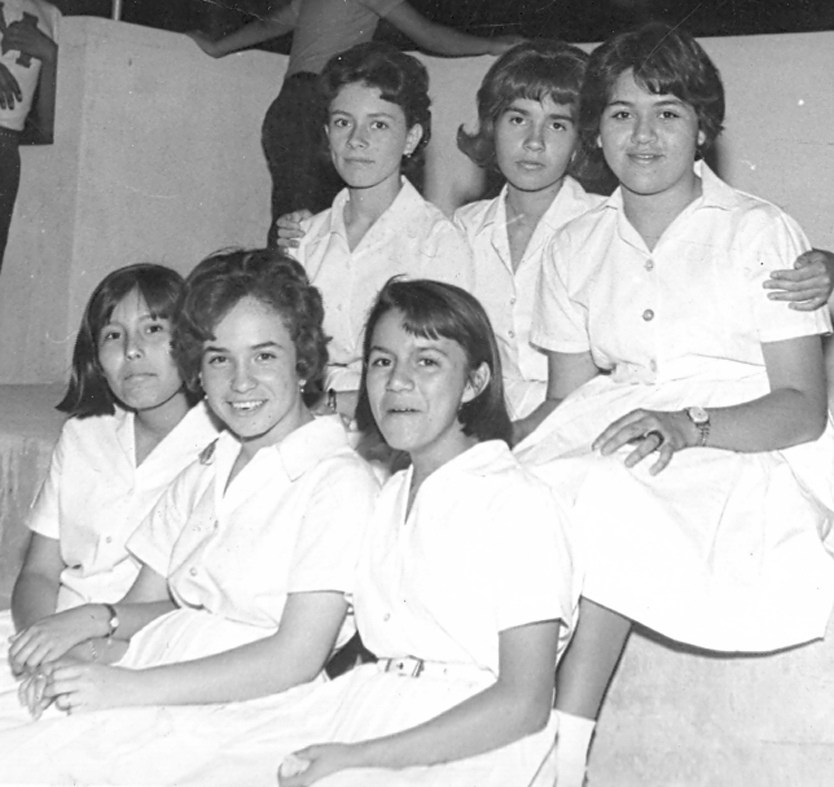 EXALUMNAS del Colegio Mijares: ConsueloWong Sánchez, Consuelo Reyes Retana, María Rita Valdés, Concepción Plata, Lilia Garza y Rosalinda, hace unas décadas.