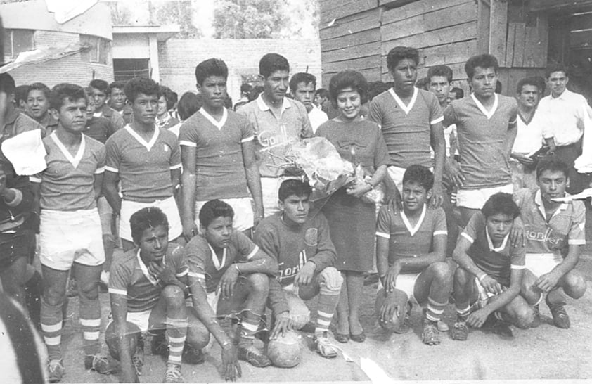 EQUIPO de futbol Deportivo Victoria:Willy, Antonio Flores (f), Tomás Román, Chilo, Consuelo Urbina, Onésimo Chavarría, Carlos Rosales, Alberto Medrano, Joel Rosales, Ernesto González (f), Humberto Urbina, José Figuerola y Mario Rivera (f) en la inauguración de la liga municipal 1961 en el campo de San Isidro.