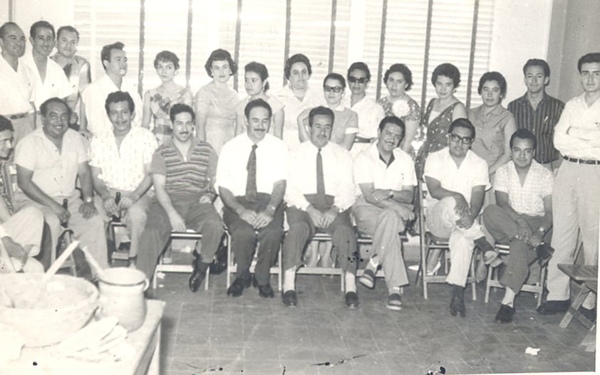 SECCIÓN Sindical de la C.F.E. la cual este mes de septiembre cumple 58 años de haberse fundado. En la fotografía lucen: Héctor, Nereo, Jesús, Rosendo, Cristina, Graciela, Lydia, Rosa María, María Elena, Dolores, Guadalupe, Graciela, Carmina, Javier, Carlos, José Carlos, Julio, Jesús, Carlos, Filiberto y Francisco, entre otros.