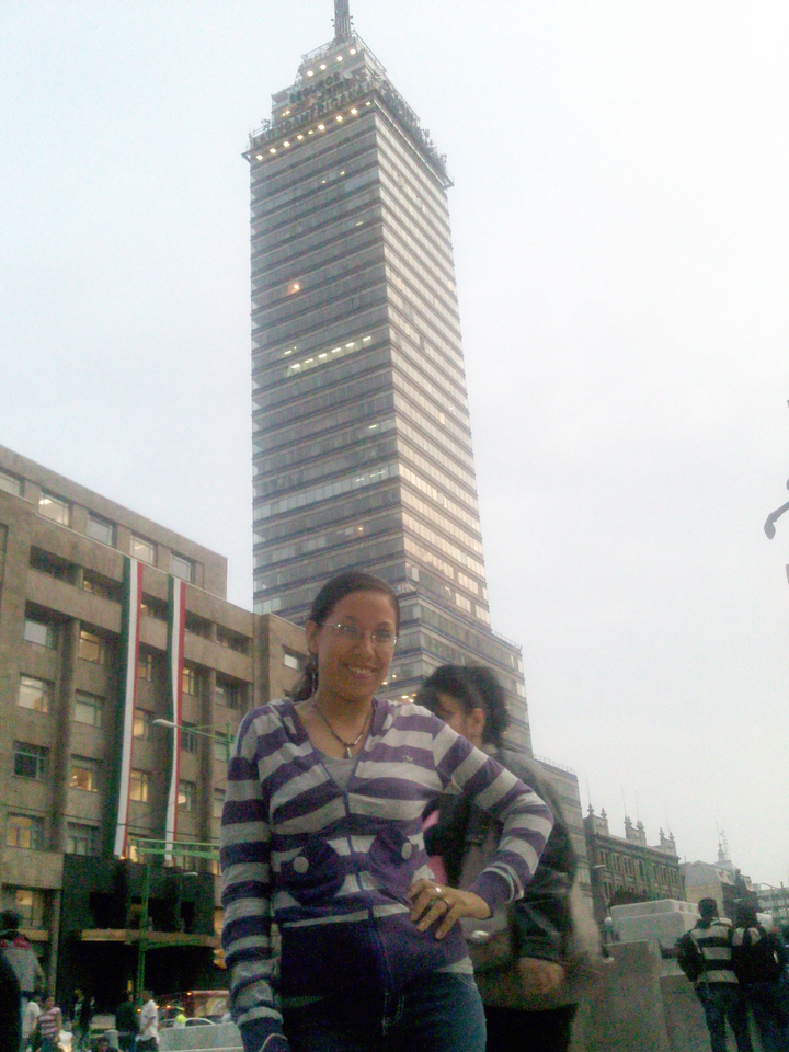 De paseo en el DF al pie de la Torre Latinoamericana.