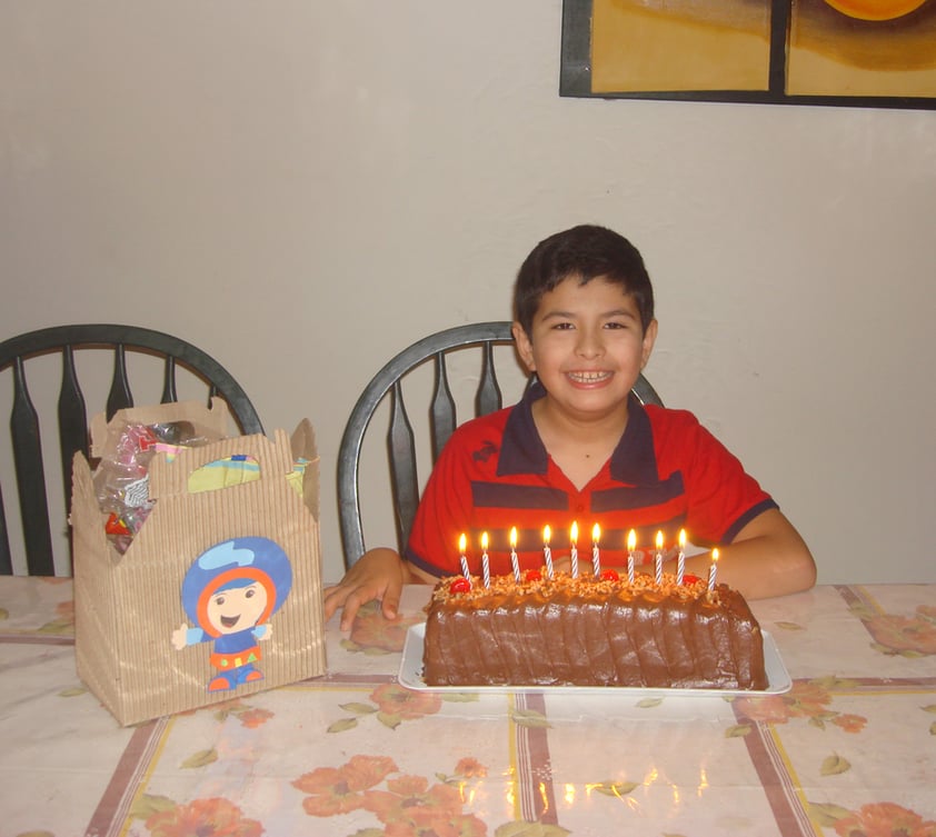 Festejando el cumpleaños de Alejandro Ochoa.